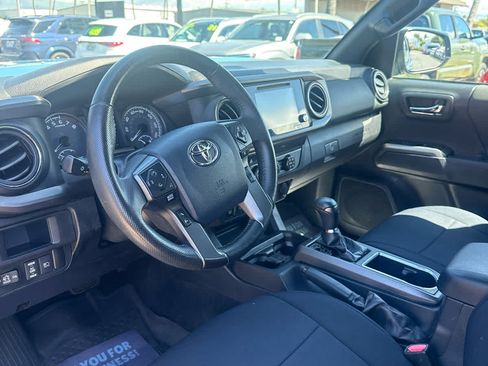 Used 2019 Toyota Tacoma TRD Off-Road AWD/4WD image 12