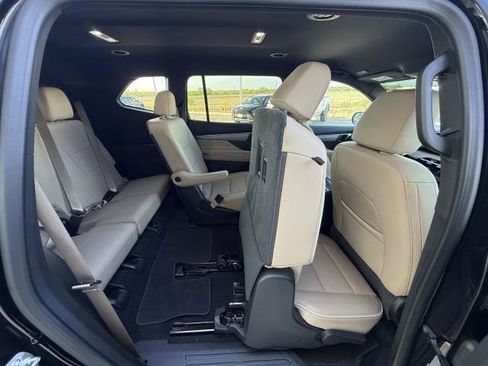 Used 2025 Buick Enclave Preferred w/ Power Package image 38