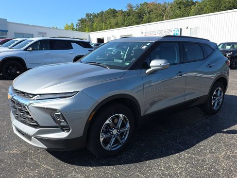 Used 2023 Chevrolet Blazer LT w/ Sound & Technology Package FWD image 4