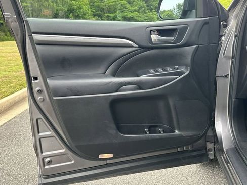 Used 2018 Toyota Highlander SE FWD image 12