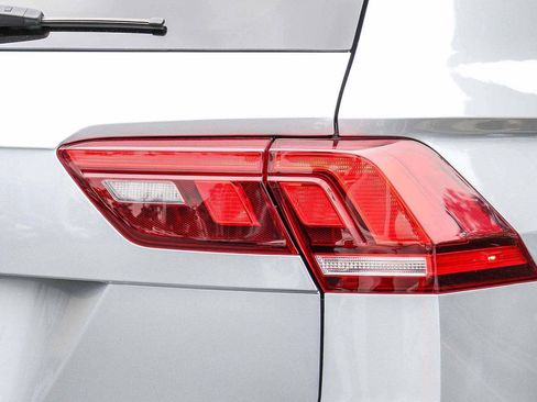 Used 2024 Volkswagen Tiguan SE w/ Panoramic Sunroof Package FWD image 8