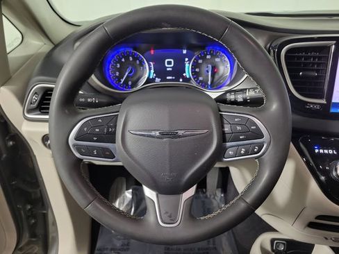 Used 2023 Chrysler Pacifica Touring-L FWD image 26