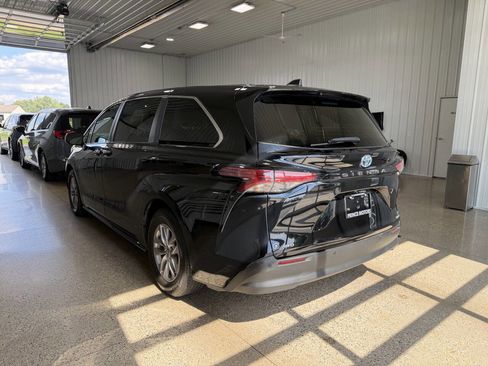 Used 2022 Toyota Sienna XLE AWD/4WD image 3