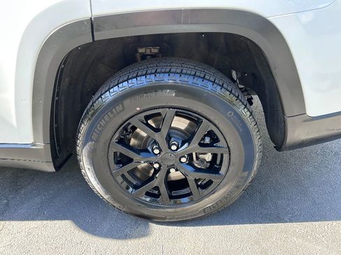 Used 2024 Jeep Grand Cherokee L Altitude image 12