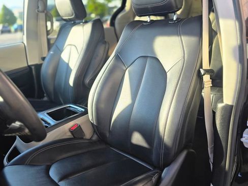 Used 2024 Chrysler Pacifica Touring-L FWD image 20