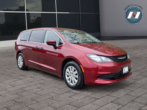 Used 2020 Chrysler Voyager L FWD image 7