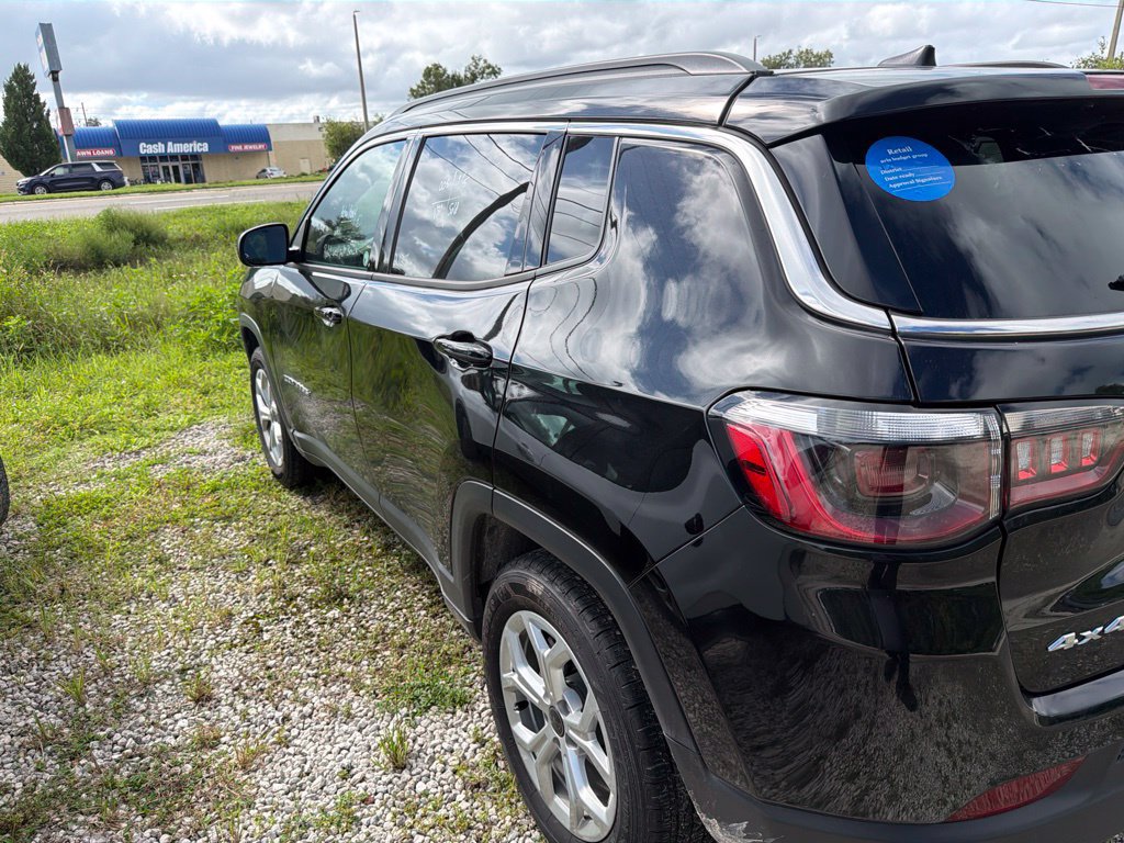 Used 2025 Jeep Compass Latitude AWD/4WD image 7