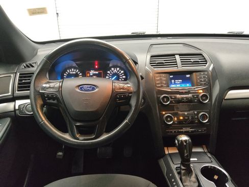 Used 2019 Ford Explorer XLT image 22
