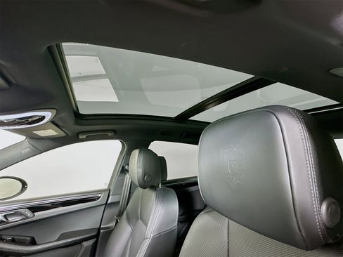 Used 2023 Porsche Macan Turbo image 23