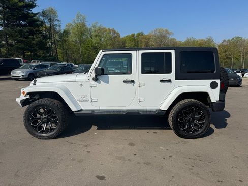 Used 2016 Jeep Wrangler Unlimited Sahara w/ Max Tow Package AWD/4WD image 2