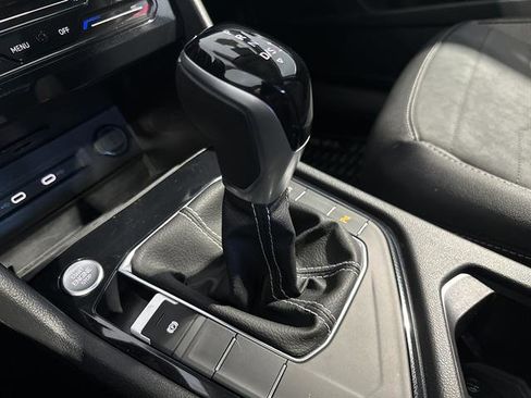 Certified 2025 Volkswagen Taos SE image 27