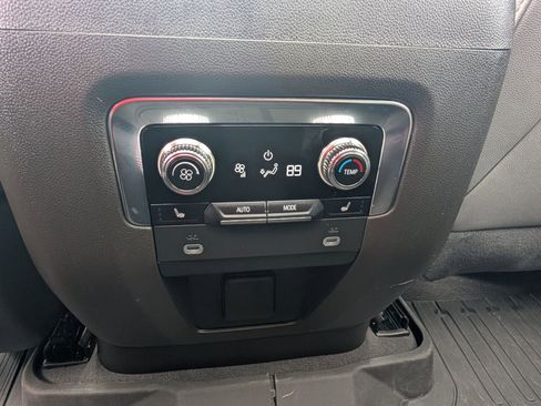 Used 2023 GMC Yukon SLT w/ SLT Premium Package image 13