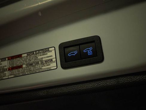 Used 2022 Toyota Corolla Cross XLE w/ Convenience Package AWD/4WD image 8