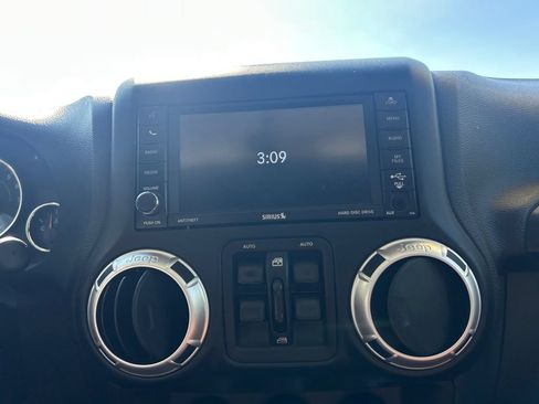 Used 2017 Jeep Wrangler Unlimited Rubicon w/ Connectivity Group AWD/4WD image 21