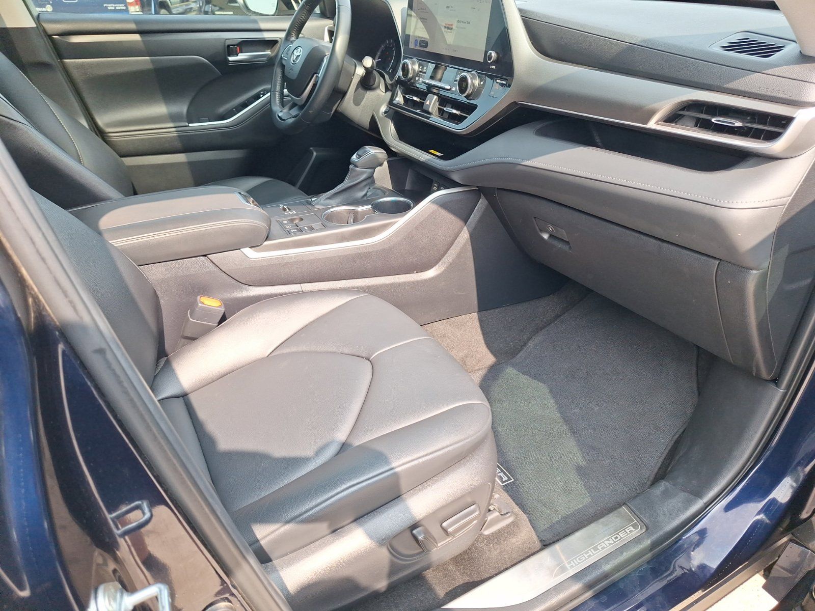Used 2023 Toyota Highlander XLE FWD image 33