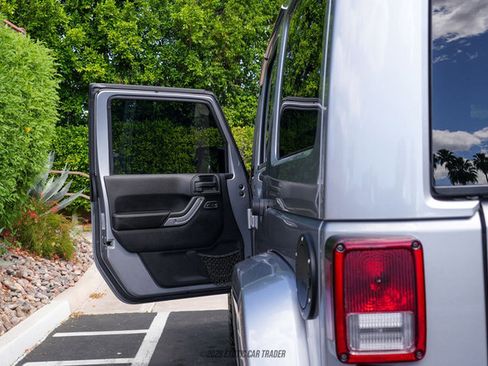 Used 2016 Jeep Wrangler Unlimited Rubicon image 88