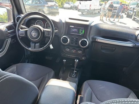 Used 2015 Jeep Wrangler Unlimited Sahara w/ Connectivity Group AWD/4WD image 9