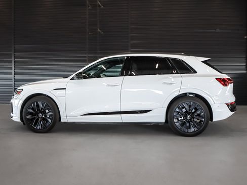 Used 2024 Audi Q8 e-tron Prestige w/ Prestige Package image 12