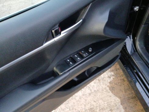 Used 2019 Toyota Camry LE image 9