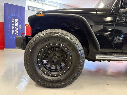 Used 2015 Jeep Wrangler Unlimited Sahara w/ Dual Top Group AWD/4WD image 17