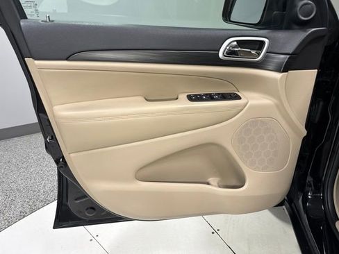 Used 2019 Jeep Grand Cherokee Laredo AWD/4WD image 10