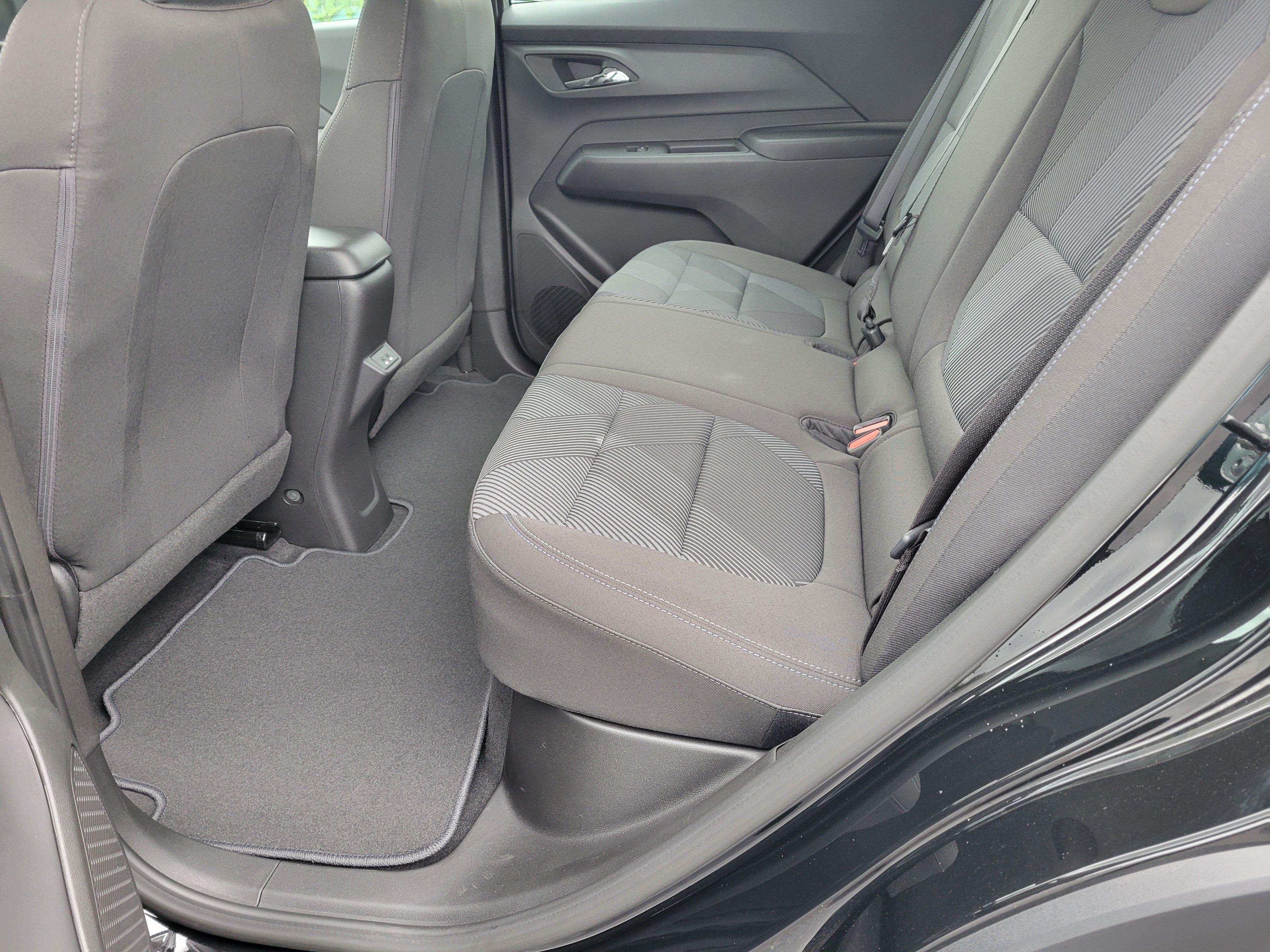 New 2027 Chevrolet Bolt LT w/ Comfort Package FWD image 32