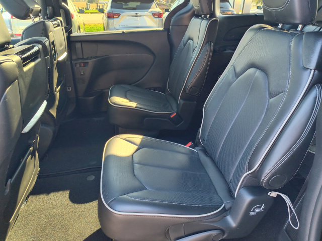 Used 2025 Chrysler Pacifica Limited w/ Uconnect Theater Family Group FWD image 14