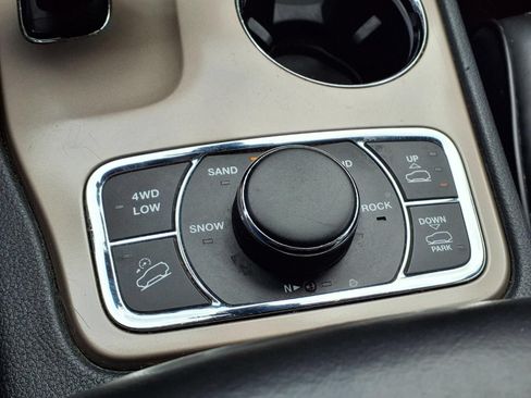 Used 2015 Jeep Grand Cherokee Overland AWD/4WD image 25