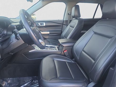 Used 2022 Ford Explorer XLT w/ Equipment Group 202A image 10