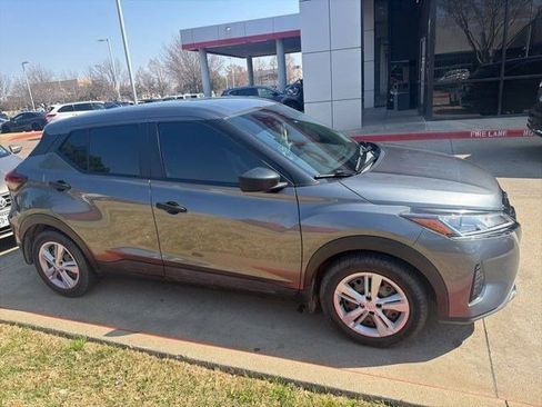 Used 2021 Nissan Kicks S image 3