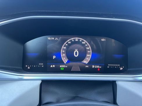 Used 2025 Volkswagen Taos SE image 15