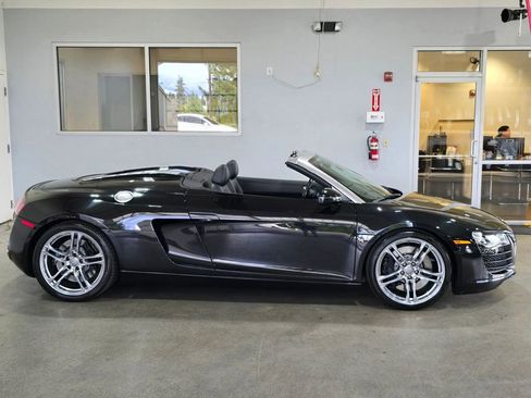 Used 2011 Audi R8 V8 w/ Convenience Pkg image 4