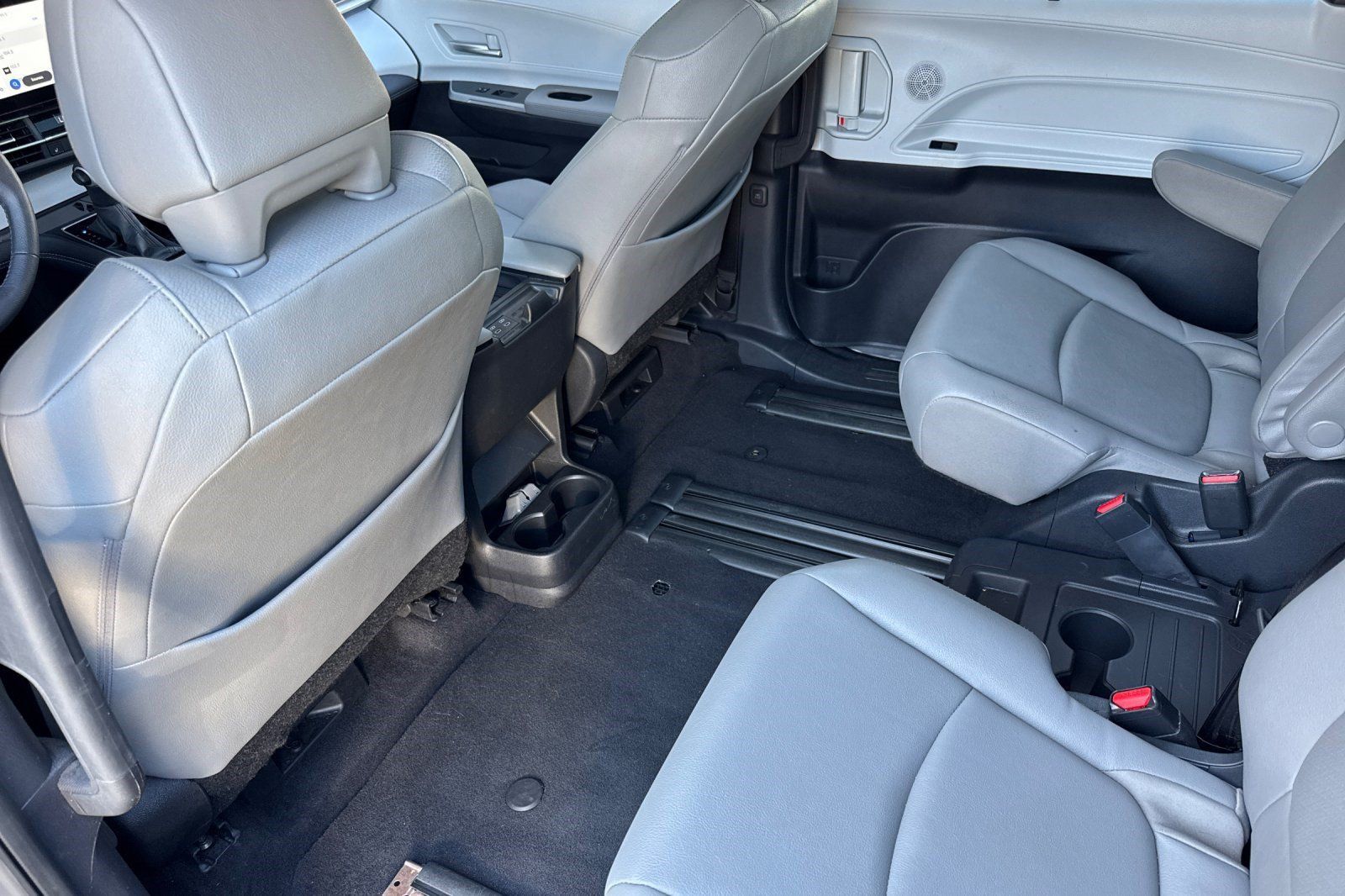 Used 2026 Toyota Sienna XLE FWD image 26