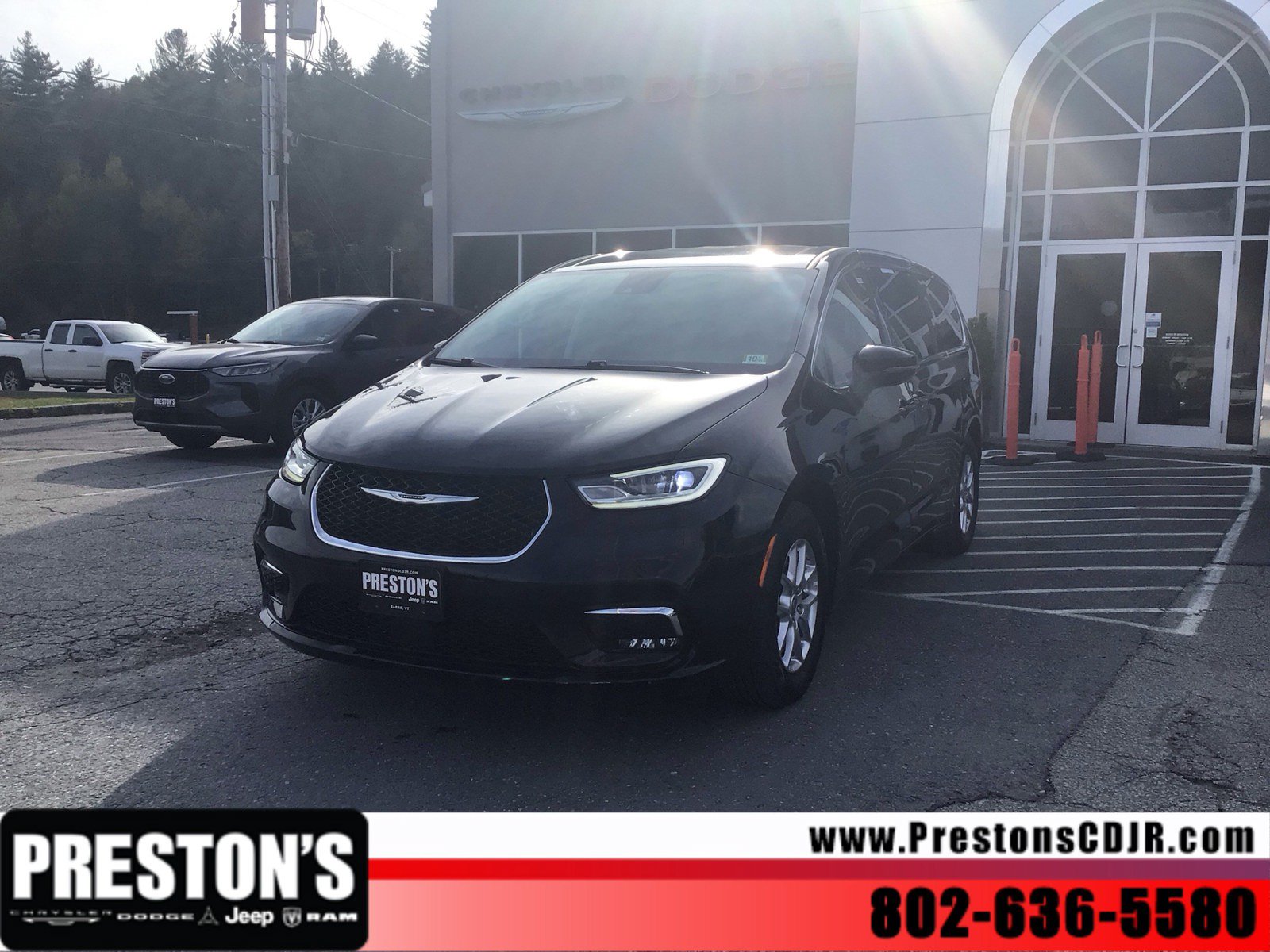 Used 2024 Chrysler Pacifica Touring-L FWD image 1
