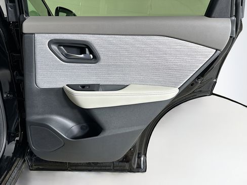 Used 2023 Nissan Rogue SV image 28