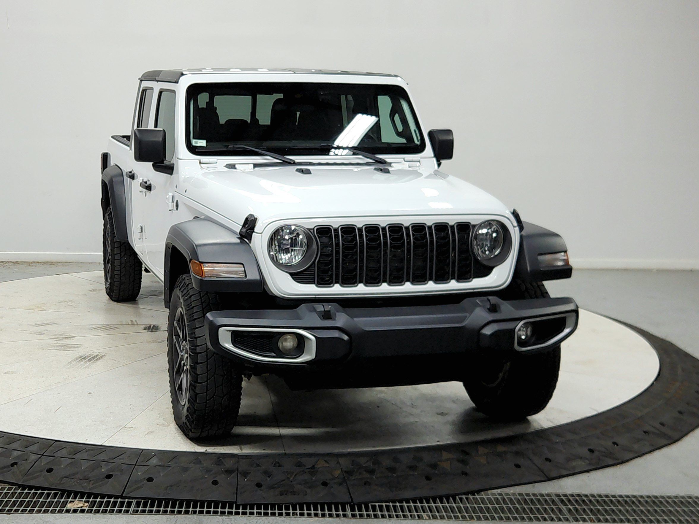 Used 2025 Jeep Gladiator Sport AWD/4WD image 3