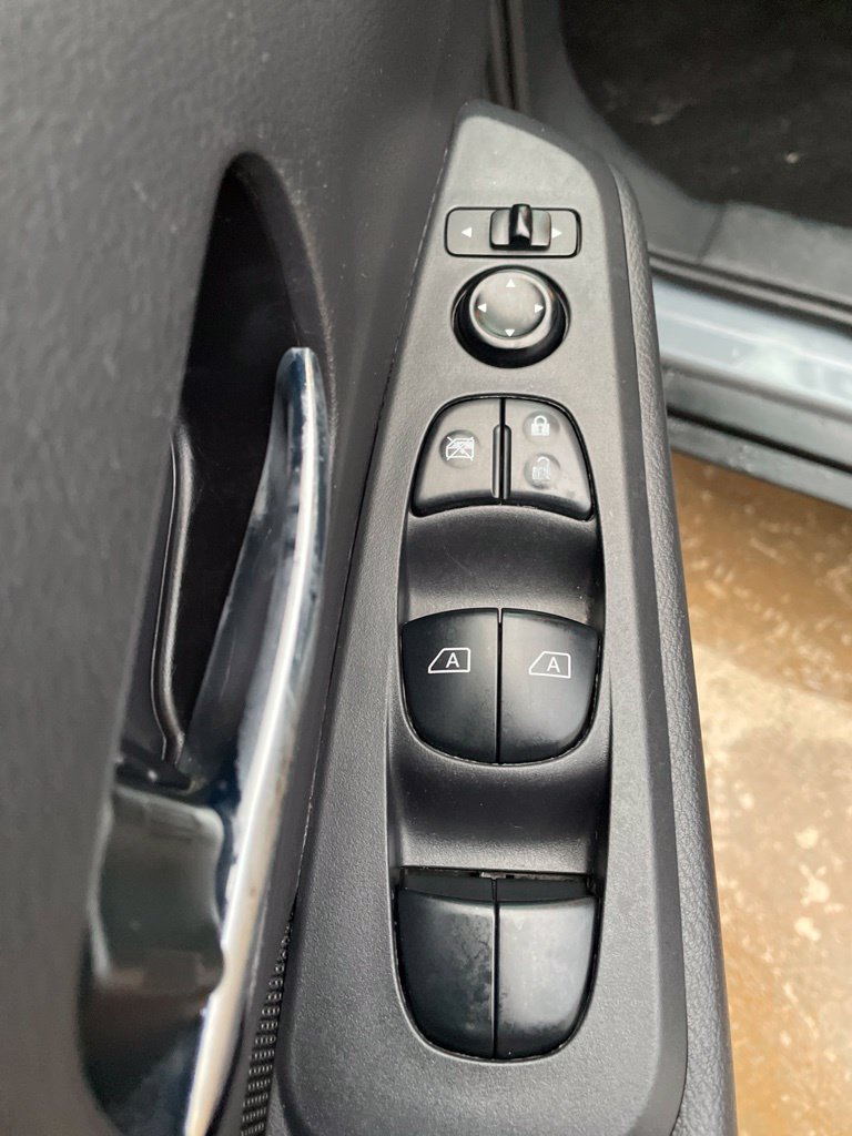 Used 2023 Nissan Kicks SV w/ Interior Electronics Package FWD image 16