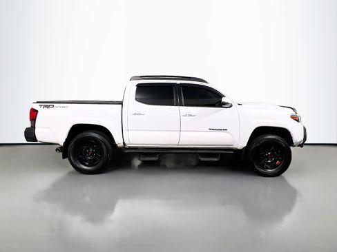 Used 2019 Toyota Tacoma TRD Sport image 3