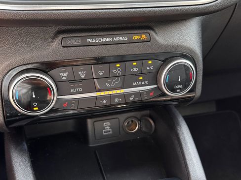 Used 2022 Ford Escape Titanium image 9