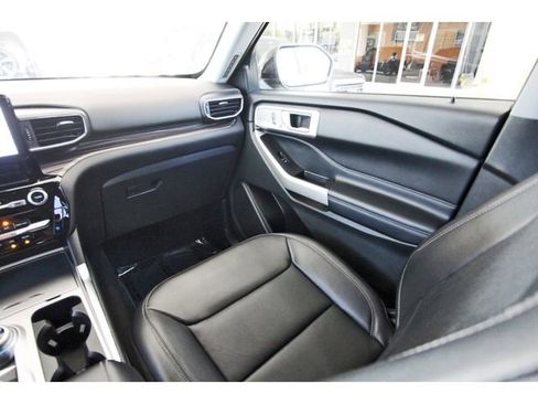 Used 2022 Ford Explorer Limited w/ Equipment Group 301A RWD image 9