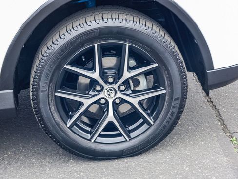 Certified 2018 Toyota RAV4 SE image 11