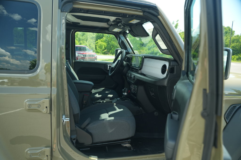 New 2026 Jeep Gladiator Sport w/ Dual Top Group AWD/4WD image 16