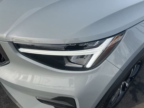 Certified 2025 Volvo XC40 B5 Core image 8