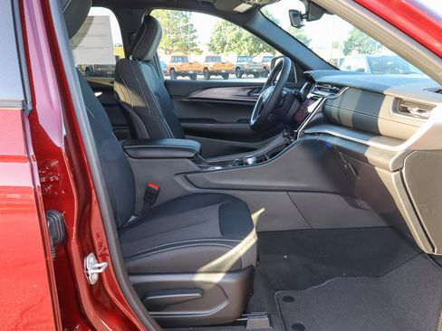 New 2025 Jeep Grand Cherokee Laredo X w/ Luxury Tech Group I image 26