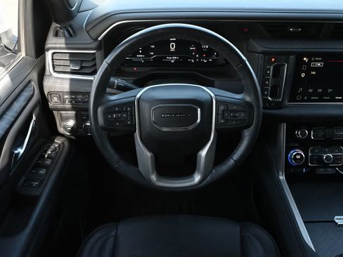 Used 2022 GMC Yukon Denali RWD image 9