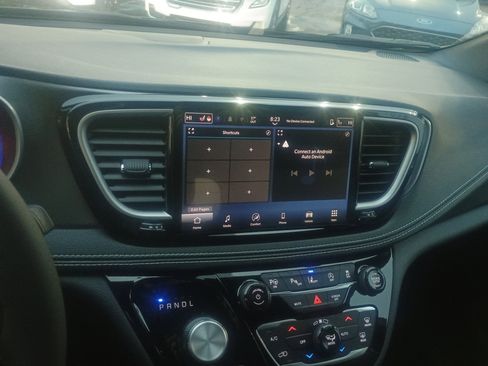 Used 2025 Chrysler Pacifica Select image 26