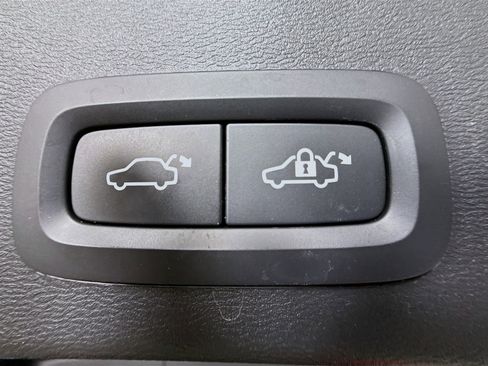 Used 2022 Volvo XC40 T5 Inscription w/ Advanced Package image 37