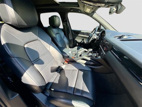 Used 2021 Porsche Cayenne S image 31