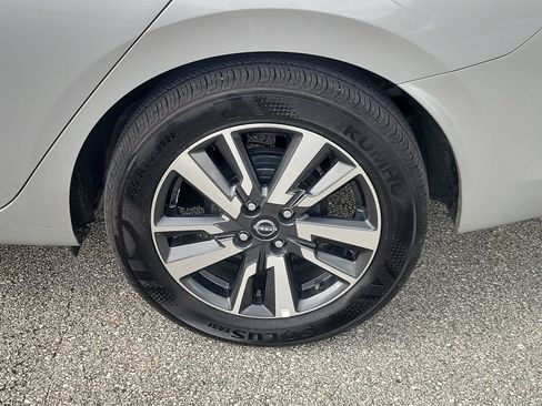Used 2025 Nissan Versa SV FWD image 5