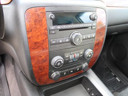 Used 2014 Chevrolet Suburban LS image 15